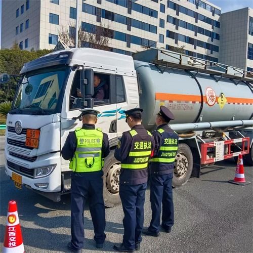 宜春市交通運輸執法支隊 守護旅客平安回家路，保障城市配送運輸服務